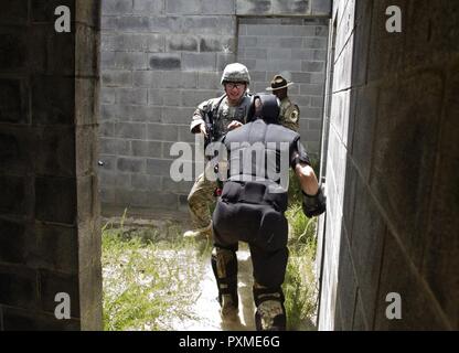 Ein Ausbilder an der XVIII Airborne Corps Combatives Schule rundet eine Ecke und Gebühren SPC. Wantae Seong, eine Tischlerei und Mauerwerk Spezialist für 412. Theater Ingenieur Befehl während der kampffertigkeiten Prüfung Wegen an die US Army Reserve 2017 besten Krieger Wettbewerb in Fort Bragg, N.C. Juni 14. In diesem Jahr besten Krieger Wettbewerb bestimmen die oberen noncommissioned Officer und Junior Soldat Soldat der US-Armee finden in der Abteilung der Armee am besten Krieger Konkurrenz später dieses Jahr vertreten wird am Fort A.P. Hill, Virginia. Stockfoto