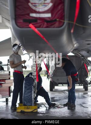 Us Air Force Staff Sgt. Dennis Franco und Senior Airman Devin Arden, 67th Aircraft Maintenance Unit F-15 Eagle engagierten Mannschaft Leiter, die Wartung durchführen an hydraulischen Systemen eines F-15 Juni 13, 2017, bei Kadena Air Base, Japan. Die F-15 Eagle ist eine wetterfeste, extrem wendiges, taktisches Jagdflugzeug so konzipiert, dass die Air Force zu gewinnen und die Lufthoheit über dem Schlachtfeld. Stockfoto