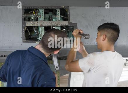 Us Air Force Staff Sgt. Dennis Franco und Senior Airman Devin Arden, 67th Aircraft Maintenance Unit F-15 Eagle engagierten Mannschaft Leiter, die Wartung durchführen an hydraulischen Systemen eines F-15 Juni 13, 2017, bei Kadena Air Base, Japan. Die F-15 Eagle ist eine wetterfeste, extrem wendiges, taktisches Jagdflugzeug so konzipiert, dass die Air Force zu gewinnen und die Lufthoheit über dem Schlachtfeld. Stockfoto