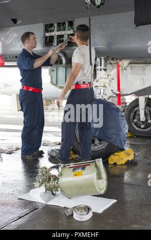 Us Air Force Staff Sgt. Dennis Franco und Senior Airman Devin Arden, 67th Aircraft Maintenance Unit F-15 Eagle engagierten Mannschaft Leiter, die Wartung durchführen an hydraulischen Systemen eines F-15 Juni 13, 2017, bei Kadena Air Base, Japan. Die lufthoheit Der Adler ist durch das Zusammenspiel von Wendigkeit und Beschleunigung, Reichweite, Waffen und Technik erreicht. Stockfoto