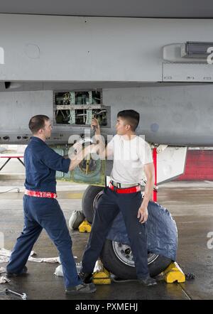 Us Air Force Staff Sgt. Dennis Franco und Senior Airman Devin Arden, 67th Aircraft Maintenance Unit F-15 Eagle engagierten Mannschaft Leiter, die Wartung durchführen an hydraulischen Systemen eines F-15 Juni 13, 2017, bei Kadena Air Base, Japan. Die lufthoheit Der Adler ist durch das Zusammenspiel von Wendigkeit und Beschleunigung, Reichweite, Waffen und Technik erreicht. Stockfoto