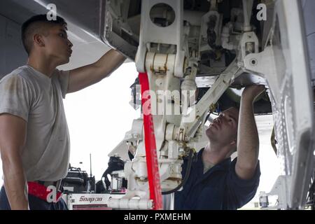 Us Air Force Staff Sgt. Dennis Franco und Senior Airman Devin Arden, 67th Aircraft Maintenance Unit F-15 Eagle engagierten Mannschaft Leiter, die Wartung durchführen an hydraulischen Systemen eines F-15 Juni 13, 2017, bei Kadena Air Base, Japan. Die lufthoheit Der Adler ist durch das Zusammenspiel von Wendigkeit und Beschleunigung, Reichweite, Waffen und Technik erreicht. Stockfoto