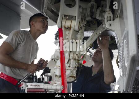 Us Air Force Staff Sgt. Dennis Franco und Senior Airman Devin Arden, 67th Aircraft Maintenance Unit F-15 Eagle engagierten Mannschaft Leiter, die Wartung durchführen an hydraulischen Systemen eines F-15 Juni 13, 2017, bei Kadena Air Base, Japan. Die lufthoheit Der Adler ist durch das Zusammenspiel von Wendigkeit und Beschleunigung, Reichweite, Waffen und Technik erreicht. Stockfoto