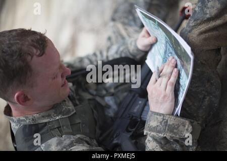 Ssg. David Rosa eine psychologische Operationen Spezialist für die United States Army zivilen Angelegenheiten und psychologische Operations Command (Airborne), stoppt das Grid zu plotten Koordinaten während ein Geheimnis Veranstaltungen, bei der US-Army Reserve 2017 besten Krieger Wettbewerb in Fort Bragg, N.C. Juni 15. In diesem Jahr besten Krieger Wettbewerb bestimmen die oberen noncommissioned Officer und Junior Soldat Soldat der US-Armee finden in der Abteilung der Armee am besten Krieger Konkurrenz später dieses Jahr vertreten wird am Fort A.P. Vill, Virginia. Stockfoto