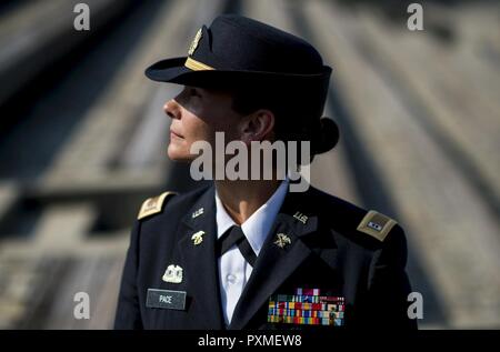 Chief Warrant Officer 2 Jennifer Tempo stellt für ein Portrait in Baltimore, Maryland, 15. Juni, wo Sie als Polizeioffizier, bevor ihre Karriere Vollzeit in die US-Army Reserve zu arbeiten. Tempo ist unter den diesjährigen Träger des General Douglas MacArthur Leadership Award, die Sie als Unterkunft buchen Sie Officer beim Arbeiten für die 290Th Military Police Brigade, die ihren Sitz in Nashville, Tennessee gewonnen. In ihrer Führung Reise und berufliche Entwicklung, Pace überwand den Verlust ihres Bruders, Danny Gamez, der im Jahr 2011 verabschiedet. Stockfoto