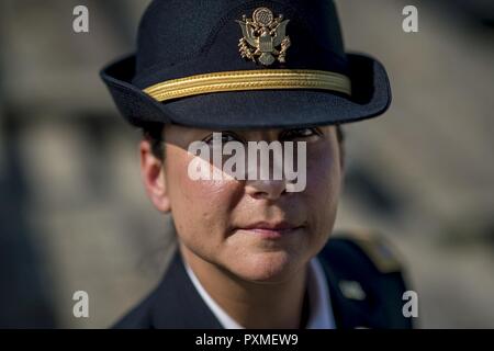 Chief Warrant Officer 2 Jennifer Tempo stellt für ein Portrait in Baltimore, Maryland, 15. Juni, wo Sie als Polizeioffizier, bevor ihre Karriere Vollzeit in die US-Army Reserve zu arbeiten. Tempo ist unter den diesjährigen Träger des General Douglas MacArthur Leadership Award, die Sie als Unterkunft buchen Sie Officer beim Arbeiten für die 290Th Military Police Brigade, die ihren Sitz in Nashville, Tennessee gewonnen. In ihrer Führung Reise und berufliche Entwicklung, Pace überwand den Verlust ihres Bruders, Danny Gamez, der im Jahr 2011 verabschiedet. Stockfoto