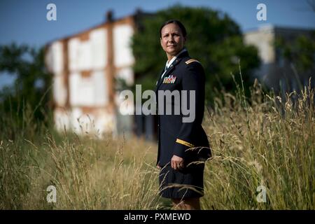 Chief Warrant Officer 2 Jennifer Tempo stellt für ein Portrait in West Baltimore, Maryland, 15. Juni, wo Sie als Polizeioffizier, bevor ihre Karriere Vollzeit in die US-Army Reserve zu arbeiten. Tempo ist unter den diesjährigen Träger des General Douglas MacArthur Leadership Award, die Sie als Unterkunft buchen Sie Officer beim Arbeiten für die 290Th Military Police Brigade, die ihren Sitz in Nashville, Tennessee gewonnen. In ihrer Führung Reise und berufliche Entwicklung, Pace überwand den Verlust ihres Bruders, Danny Gamez, der im Jahr 2011 verabschiedet. Stockfoto