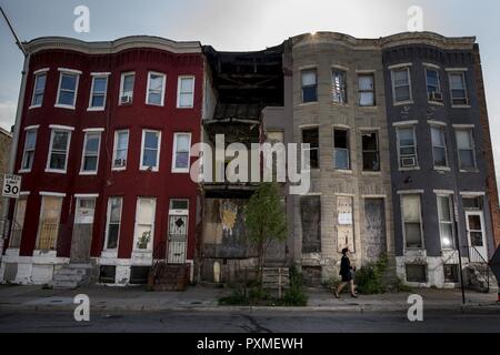 Chief Warrant Officer 2 Jennifer Tempo stellt für ein Portrait in West Baltimore, Maryland, 15. Juni, wo Sie als Polizeioffizier, bevor ihre Karriere Vollzeit in die US-Army Reserve zu arbeiten. Tempo ist unter den diesjährigen Träger des General Douglas MacArthur Leadership Award, die Sie als Unterkunft buchen Sie Officer beim Arbeiten für die 290Th Military Police Brigade, die ihren Sitz in Nashville, Tennessee gewonnen. In ihrer Führung Reise und berufliche Entwicklung, Pace überwand den Verlust ihres Bruders, Danny Gamez, der im Jahr 2011 verabschiedet. Stockfoto