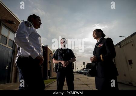 Chief Warrant Officer 2 Jennifer Tempo (rechts) Gespräche mit Polizisten aus Baltimore's Western District, 15. Juni, wo Sie vor Ihrer Karriere Vollzeit in die US-Army Reserve als Polizist zu arbeiten. Tempo ist unter den diesjährigen Träger des General Douglas MacArthur Leadership Award, die Sie als Unterkunft buchen Sie Officer beim Arbeiten für die 290Th Military Police Brigade, die ihren Sitz in Nashville, Tennessee gewonnen. In ihrer Führung Reise und berufliche Entwicklung, Pace überwand den Verlust ihres Bruders, Danny Gamez, der im Jahr 2011 verabschiedet. Stockfoto