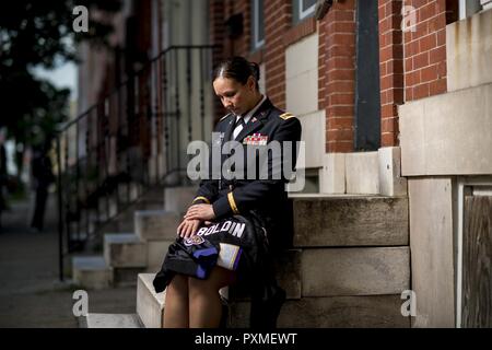 Chief Warrant Officer 2 Jennifer Tempo hält Baltimore Ravens Jersey ihres Bruders für ein Portrait in West Baltimore, Maryland, 15. Juni, wo Sie als Polizeioffizier, bevor ihre Karriere Vollzeit in die US-Army Reserve zu arbeiten. Tempo ist unter den diesjährigen Träger des General Douglas MacArthur Leadership Award, die Sie als Unterkunft buchen Sie Officer beim Arbeiten für die 290Th Military Police Brigade, die ihren Sitz in Nashville, Tennessee gewonnen. In ihrer Führung Reise und berufliche Entwicklung, Pace überwand den Verlust ihres Bruders, Danny Gamez, der im Jahr 2011 verabschiedet. Stockfoto