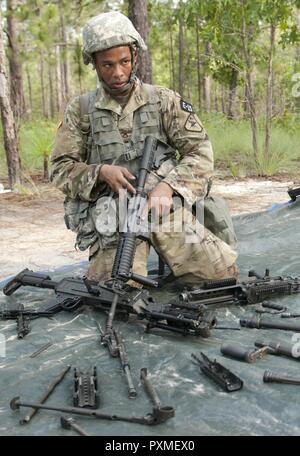 Pvt. 1. Klasse Andrew Green, eine Armee rechtsassistent als Vertreter der Armee finden Rechtliche Befehl, bereitet eine M249 Squad automatischen Waffe in der U.S. Army Reserve 2017 besten Krieger Wettbewerb in Fort Bragg, N.C. zu montieren Juni 15. In diesem Jahr besten Krieger Wettbewerb bestimmen die oberen noncommissioned Officer und Junior Soldat Soldat der US-Armee finden in der Abteilung der Armee am besten Krieger Konkurrenz später dieses Jahr vertreten wird am Fort A.P. Hill, Virginia. Stockfoto