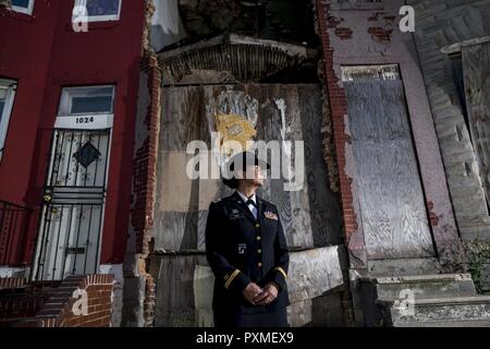 Chief Warrant Officer 2 Jennifer Tempo stellt für ein Portrait in West Baltimore, Maryland, 15. Juni, wo Sie als Polizeioffizier, bevor ihre Karriere Vollzeit in die US-Army Reserve zu arbeiten. Tempo ist unter den diesjährigen Träger des General Douglas MacArthur Leadership Award, die Sie als Unterkunft buchen Sie Officer beim Arbeiten für die 290Th Military Police Brigade, die ihren Sitz in Nashville, Tennessee gewonnen. In ihrer Führung Reise und berufliche Entwicklung, Pace überwand den Verlust ihres Bruders, Danny Gamez, der im Jahr 2011 verabschiedet. Stockfoto