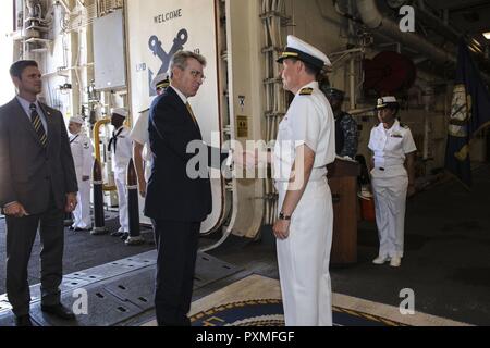 Piräus, Griechenland (13. Juni 2017) Geoffrey Pyatt, US-Botschafter in Griechenland, schüttelt Hände mit Kapitän Max Clark, kommandierender Offizier der San Antonio-Klasse amphibious Transport dock Schiff USS Mesa Verde LPD (19) bei einem geplanten Besuch Juni 13, 2017. Das Schiff ist, implementiert mit der bataan Amphibious Ready Gruppe und 24 Marine Expeditionary Unit Maritime Security Operations und Theater Sicherheit Zusammenarbeit in den USA 6 USA 5 Flotte Flotte und Bereiche der Aktivitäten zu unterstützen. Stockfoto