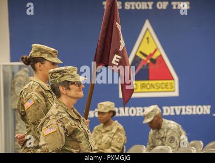 Oberstleutnant Pamela Lawson, Commander, 7218Th Medical Support Unit, steht an Parade Rest vor Ihr Gerät während der Übertragung der Einheit von der 7223Rd MSU am Fort Bliss und Old Ironsides Museum, Juni 9. Der 7218Th MSU ist aus Louisville, Kentucky. Stockfoto
