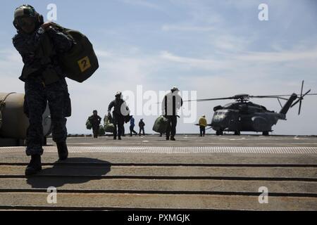 Segler Soft-opening einem MH-53 und das Zahnrad an Bord der USS Langley (LDS-41), 13. Juni 2017 entladen. Militärisches Personal im gesamten Departement für Verteidigung sind die Vorbereitungen für die Sail Boston 2017 ihren riesigen cabailities der Öffentlichkeit zu präsentieren. Die Matrosen an Bord des Schiffes einem MH-53 während der Festlichkeiten anzuzeigen. Die Matrosen sind zu HM 15 zugewiesen. Stockfoto