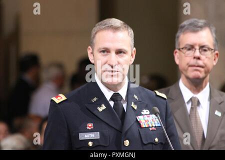 Maj. Scotty Autin, stellvertretender Kommandant der LA Bezirk angesprochen, Mitglieder des Rates und der Öffentlichkeit, die die Ratskammer Juni 7 gefüllt. Mitglieder der US-Armee Korps der Ingenieure Los Angeles Bezirk trat die Stadt Los Angeles Councilmember Mitch O'Farrell und seine Mitarbeiter in der Anerkennung der gemeinsamen Bemühungen zu verbessern, zu bewahren und die Los Angeles River während eines speziellen Stadtrat Präsentation Rathaus 7. Juni neu zu beleben. Stockfoto