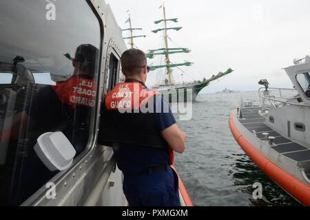 Zwei US-Coast Guard 45-Fuß-Antwort bootscrews Ansatz der Deutschen Tall Ship, Alexander von Humbolt II in Nahant Bay, Boston, Massachusetts am 16. Juni 2017. Die Schiffe, die Küstenwache und Zoll und Grenzschutz Offiziere, die im Begriff waren, die hohen Schiffe vor der Grande Parade der Segel Event für die Sail Boston 2017 zu prüfen. Stockfoto