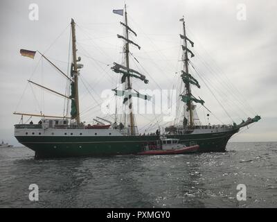 Us-amerikanischen Zoll- und Grenzschutz Offiziere an Bord des Deutschen Großsegler Alexander von Humbolt II in Nahant Bay, Boston, Massachusetts am 16. Juni 2017. Ein Coast Guard 45-Fuß-antwort Crew von Station Boston transportiert Beamte von Zoll und Grenzschutz und der Sicherheit auf See Loslösung Boston die hohen Schiffe gemeinsam zu prüfen, bevor sie Boston Hafen für Segel Boston 2017 eingeben. Stockfoto