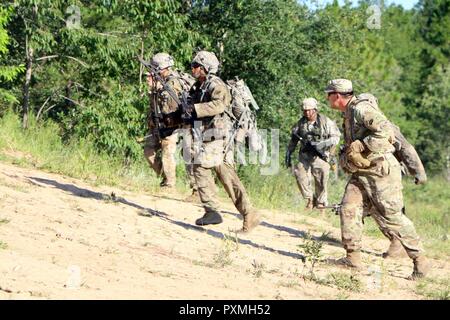 Staff Sgt. Anthony Garcia, Charlie Company, 1.Bataillon, 30 Infanterie Regiment, 2 Infantry Brigade Combat Team, 3rd Infantry Division, leitet die Soldaten der 48th Infantry Brigade Combat Team während einer platoon live fire Übung (Lfx) am Fort Stewart, Ga, 15. Juni 2017. Der Lfx ist Teil der exportierbaren Combat Training Fähigkeiten (XCTC) Drehung 17-04. Der Lfx ist Teil der exportierbaren Combat Training Fähigkeiten (XCTC) Drehung 17-04. XCTC ist eine Übung, die der Armee zugehörigen Einheiten Pilot Programm unterstützt, indem sie aktiv, der Nationalgarde und der US-Army Reserve Einheiten zusammen zu stren Stockfoto
