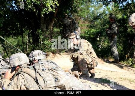 Staff Sgt. Michael Cruz, ein infanterist Charlie Company, 1.Bataillon, 30 Infanterie Regiment, 2 Infantry Brigade Combat Team, 3rd Infantry Division, overwatches Soldaten der 48th Infantry Brigade Combat Team während einer platoon live fire Übung (Lfx) am Fort Stewart, Ga, 15. Juni 2017. Der Lfx ist Teil der exportierbaren Combat Training Fähigkeiten (XCTC) Drehung 17-04. XCTC ist eine Übung, die der Armee zugehörigen Einheiten Pilot Programm unterstützt, indem sie aktiv, der Nationalgarde und der US-Army Reserve Einheiten zusammen die gesamte Armee zu stärken. Stockfoto