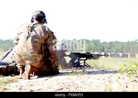 Staff Sgt. Michael Cruz, ein infanterist Charlie Company, 1.Bataillon, 30 Infanterie Regiment, 2 Infantry Brigade Combat Team, 3rd Infantry Division, overwatches Soldaten der 48th Infantry Brigade Combat Team während einer platoon live fire Übung (Lfx) am Fort Stewart, Ga, 15. Juni 2017. Der Lfx ist Teil der exportierbaren Combat Training Fähigkeiten (XCTC) Drehung 17-04. XCTC ist eine Übung, die der Armee zugehörigen Einheiten Pilot Programm unterstützt, indem sie aktiv, der Nationalgarde und der US-Army Reserve Einheiten zusammen die gesamte Armee zu stärken. Stockfoto