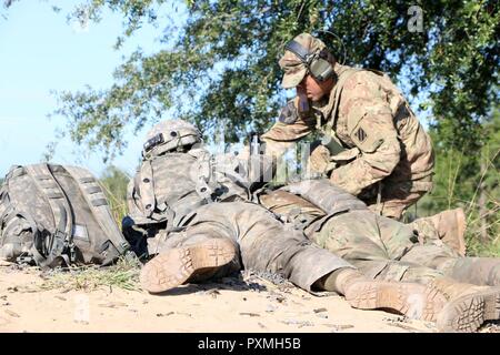 Staff Sgt. Michael Cruz, ein infanterist Charlie Company, 1.Bataillon, 30 Infanterie Regiment, 2 Infantry Brigade Combat Team, 3rd Infantry Division, unterstützt die Soldaten der 48th Infantry Brigade Combat Team während einer platoon live fire Übung (Lfx) am Fort Stewart, Ga, 15. Juni 2017. Der Lfx ist Teil der exportierbaren Combat Training Fähigkeiten (XCTC) Drehung 17-04. XCTC ist eine Übung, die der Armee zugehörigen Einheiten Pilot Programm unterstützt, indem sie aktiv, der Nationalgarde und der US-Army Reserve Einheiten zusammen die gesamte Armee zu stärken. Stockfoto