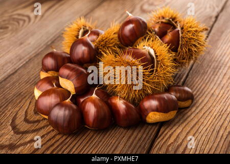 chestnuts group with shells on a table Stockfoto