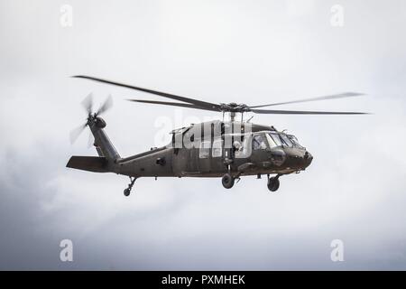 MARINE CORPS BASE HAWAII - EIN UH-60 Black Hawk Hubschrauber zum 25 Combat Aviation Brigade zugeordnet hebt an Bord Marine Corps Base Hawaii Übung Bougainville 1-17.2, 14. Juni 2017 zu beginnen. 25 Combat Aviation Brigade unterstützt Marines mit Lima Company, 3.BATAILLON, 3. Marine Regiment, bei einem Luftangriff am Kahuku Ausbildung Bereich, ist ein Teil der Übung Bougainville, einem zweiwöchigen Training übung für das Bataillon die Letalität und Wirksamkeit als eine Kraft, die in der Bereitschaft zu verbessern. Stockfoto