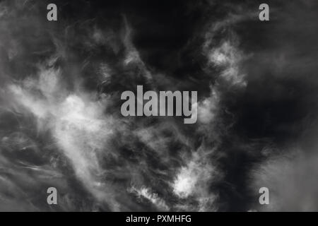 Düstere Himmel mit Wolken, schwarzen und weißen Hintergrund Bild Stockfoto