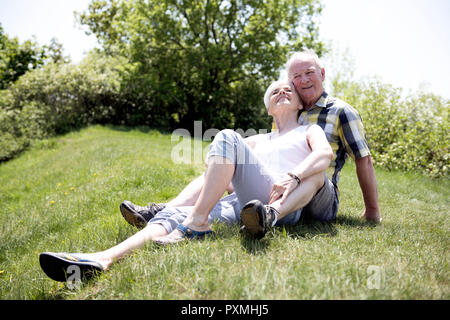 Ein nettes älteres Paar außerhalb in gute Zeit zusammen Stockfoto