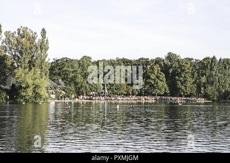 Baeume, Baum, Bayern, Biergarten, Bäume, Deutschland, Englischen, Europa, Garten, Gaststaette, Gaststätte, Gewaesser, Gewässer, Kleinhesseloher, Kneip Stockfoto