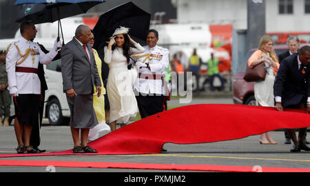 Die Herzogin von Sussex wartet mit Ministerpräsident Frank Bainimarama (links) und ein roter Teppich bei der offiziellen Eröffnungsfeier in Suva gelegt ist, am ersten Tag des königlichen Paar Besuch in Fidschi. Stockfoto