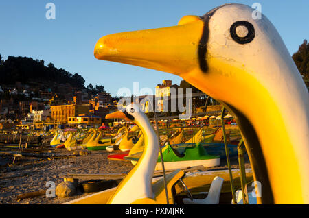 Tretboote am Strand von Copacabana, Titicacasee, Bolivien Stockfoto