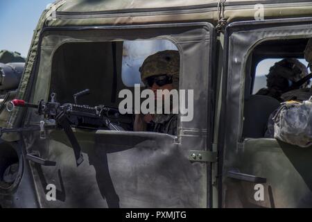 Us-Armee Edgar Burgos, 822Nd Transport Loslösung aus Brockton, Massachusetts, bietet Sicherheit aus seinem Fahrzeug während einer Improvised Explosive Devices (IED) Simulation auf Fort Hunter Liggett, Calif. am 15. Juni 2017. Das IED Übung ist Teil des von der 91st Abteilung Weiterbildung Krieger Übung (Warex) 91-17-03, einem gemeinsamen Training Plattform, die Soldaten für den Kampf vorbereitet, indem Sie eintauchen in eine realistische Kampfszenarien; hier, Burgos können vollständig im Falle einer echten IED Angriff vorbereitet werden. Stockfoto