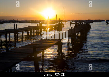 Boote in der Bucht, Copacabana, Titicacasee, Bolivien Stockfoto