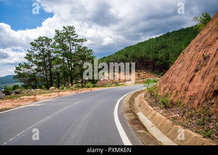 Schöne Landschaft der Straße in Dalat, Vietnam. Da Lat ist einer der besten Tourismus Städte und auch einer der größten Gemüse und Blumen growin Stockfoto