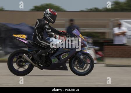 Wird Moore, professionelle Motorrad Racer, demonstriert die Sicherheit Manöver während des 7. jährlichen Motorrad Tag der Sicherheit bei Joint Base Andrews, Md., 15. Juni 2017. Der Tag enthalten verschiedene Demonstrationen zu sensibilisieren und zu JBA-Mitglieder, die über die sichere reiten Praktiken. Stockfoto