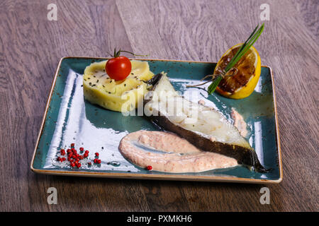 Heilbutt-filet mit mushed Kartoffel und Sauce Stockfoto