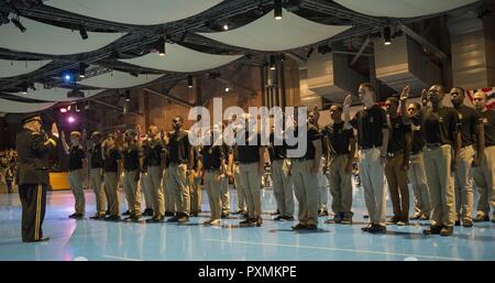 Gen. Mark A. Milley, Stabschef der Armee, verwaltet den Eid der Dienstzeit auf 35 junge Männer und Frauen, die in die Reihen der US-Armee beitreten werden, Armee Finden und Army National Guard in der 242Nd Armee Geburtstag Twilight Tattoo, Juni 14, 2017, Halle, gemeinsame Basis Conmy Myer-Henderson Hall, Va. Twilight Tattoo ist eine Stunde lang, live-action militärische Leistung mit Aufführungen von Soldaten aus dem 3. US-Infanterie Regiment (Die Alte Garde) und der U.S. Army Band 'Pershing die eigene." Stockfoto