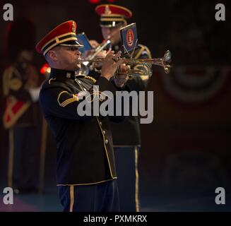Die Mitglieder der U.S. Army Band "Pershing" bei der 242Nd Armee Geburtstag Twilight Tattoo, Juni 14, 2017, Halle, gemeinsame Basis Conmy Myer-Henderson Hall, Va. Twilight Tattoo ist eine Stunde lang, live-action militärische Leistung mit Aufführungen von Soldaten aus dem 3. US-Infanterie Regiment (Die Alte Garde) und der U.S. Army Band 'Pershing die eigene." Stockfoto