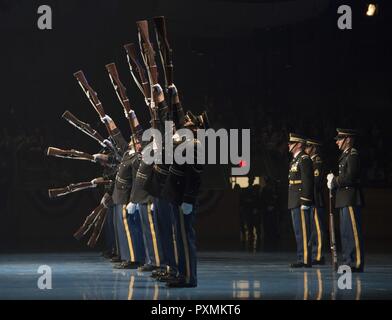 Die Mitglieder der U.S. Army Drill Team bei der 242Nd Armee Geburtstag Twilight Tattoo, Juni 14, 2017, Halle, gemeinsame Basis Conmy Myer-Henderson Hall, Va. Twilight Tattoo ist eine Stunde lang, live-action militärische Leistung mit Aufführungen von Soldaten aus dem 3. US-Infanterie Regiment (Die Alte Garde) und der U.S. Army Band 'Pershing die eigene." Stockfoto