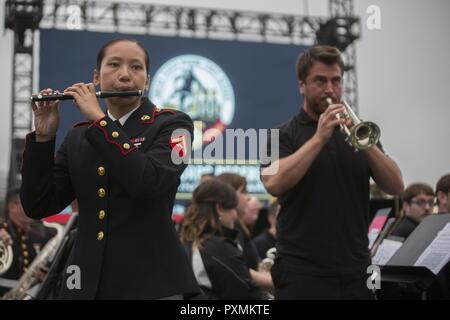 NEW YORK - Lance Cpl. Maria Dewey, ein Flöte instrumentalist mit Marine Corps Band New Orleans, führt ein Duett zusammen mit einem Mitglied der atlantischen Brass Band an vier Freiheiten Park auf Roosevelt Island in New York, 16. Juni 2017. Das Marine Corps Band New Orleans durchgeführt Neben den Atlantischen Brass Band für mehrere Songs während ihrer letzten Konzert in New York City. Stockfoto