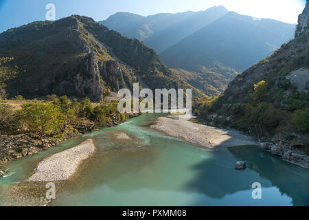 Landschaft am Fluss Drino, Albanien, Europa | Landschaft am Fluss Drino, Albanien, Europa Stockfoto