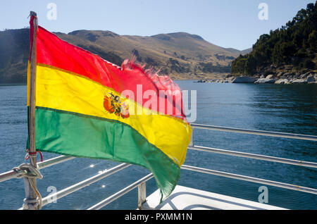 Bolivianischen Flagge auf dem Schiff auf den Titicacasee, in der Nähe von Copacabana, Bolivien Stockfoto