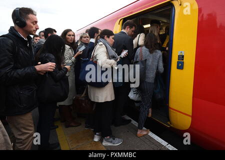 Die Passagiere versuchen, an Bord eines South Western Railway Zug am Bahnhof Earlsfield, South West London, als Mitglieder des Schienen-, See- und Transport (RMT) Union auf der South Western Railway Streikposten an der Außenwand-Stationen wie die längste Ausdehnung der Streiks seit die Zeile unter Weg abgefackelt. Stockfoto