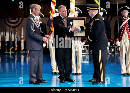 Robert M. Speer (links), stellvertretender Außenminister der Vereinigten Staaten die Armee und Gen. Mark A. Milley (rechts), 39th Stabschef der Armee, präsentieren das Distinguished Flying Cross Award an Byron Derringer, ein Nachfahre von Cpt. James Miller, ein Weltkrieg Soldat, vor der Dämmerung Tattoo Leistung bei Conmy Hall, an Joint Base Myer Henderson-Hall, Va., am 14. Juni 2017. Während des ersten Weltkrieges, Miller war eine der Personen, die in der Bildung der Army Air Corps unterstützt. Stockfoto