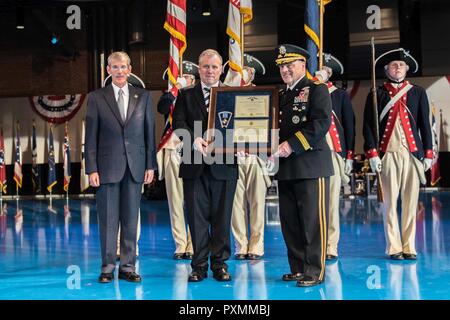 Robert M. Speer (links), stellvertretender Außenminister der Vereinigten Staaten die Armee und Gen. Mark A. Milley (rechts), 39th Stabschef der Armee, präsentieren das Distinguished Flying Cross Award an Byron Derringer, ein Nachfahre von Cpt. James Miller, ein Weltkrieg Soldat, vor der Dämmerung Tattoo Leistung bei Conmy Hall, an Joint Base Myer Henderson-Hall, Va., am 14. Juni 2017. Während des ersten Weltkrieges, Miller war eine der Personen, die in der Bildung der Army Air Corps unterstützt. Stockfoto