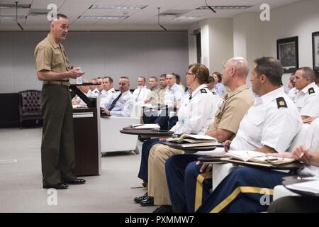 Marine Corps Gen. Joseph F. Dunford Jr., Vorsitzender des Generalstabs, liefert Erläuterungen zu Keystone Schüler der National Defense University in Fort McNair, 15. Juni 2017. (Abt. der Verteidigung Stockfoto