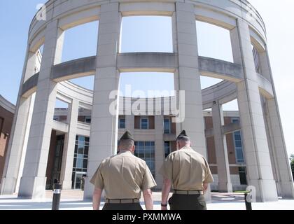 Marine Corps Gen. Joseph F. Dunford Jr., Vorsitzender des Generalstabs, liefert Erläuterungen zu Keystone Schüler der National Defense University in Fort McNair, 15. Juni 2017. (Abt. der Verteidigung Stockfoto
