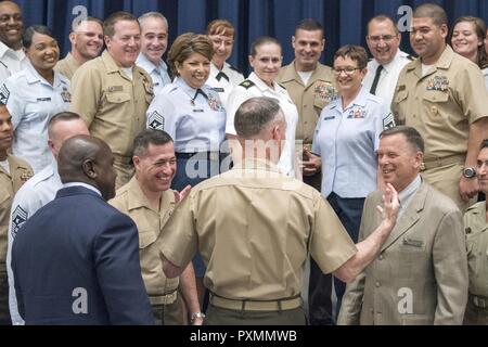 Marine Corps Gen. Joseph F. Dunford Jr., Vorsitzender des Generalstabs, liefert Erläuterungen zu Keystone Schüler der National Defense University in Fort McNair, 15. Juni 2017. (Abt. der Verteidigung Stockfoto